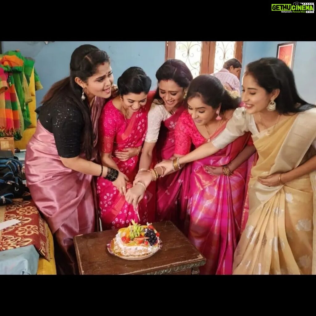 Srithika Instagram - Christmas celebration in #aaokkatiadakku set with my beautiful ladies @actress_sindhura , @actressowjanya , @honey_swapnaa, @vasudha_bebo Thank you so much for this yummy surprise Christmas cake 😘😘😘 And thanks a ton for the effort you guys have taken and I'm just drenched in your LOVE ♥️ Love you all ♥️♥️♥️♥️ . #merrychristmas #christmas #celebration #withfriends❤️ #lovelyladies #sweetfriends #surprise #cake #yummycake #blessed #thankinggod