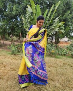 Srithika Instagram - How lovely YELLOW is! It stands for the sun!
.
Saree @annie_boutique55 
.
#aaokkatiadakku #geminitv #telugu #serial #teluguserials #yellowblue #saree #photoshootinbetween #shooting #workmode #hyderabad