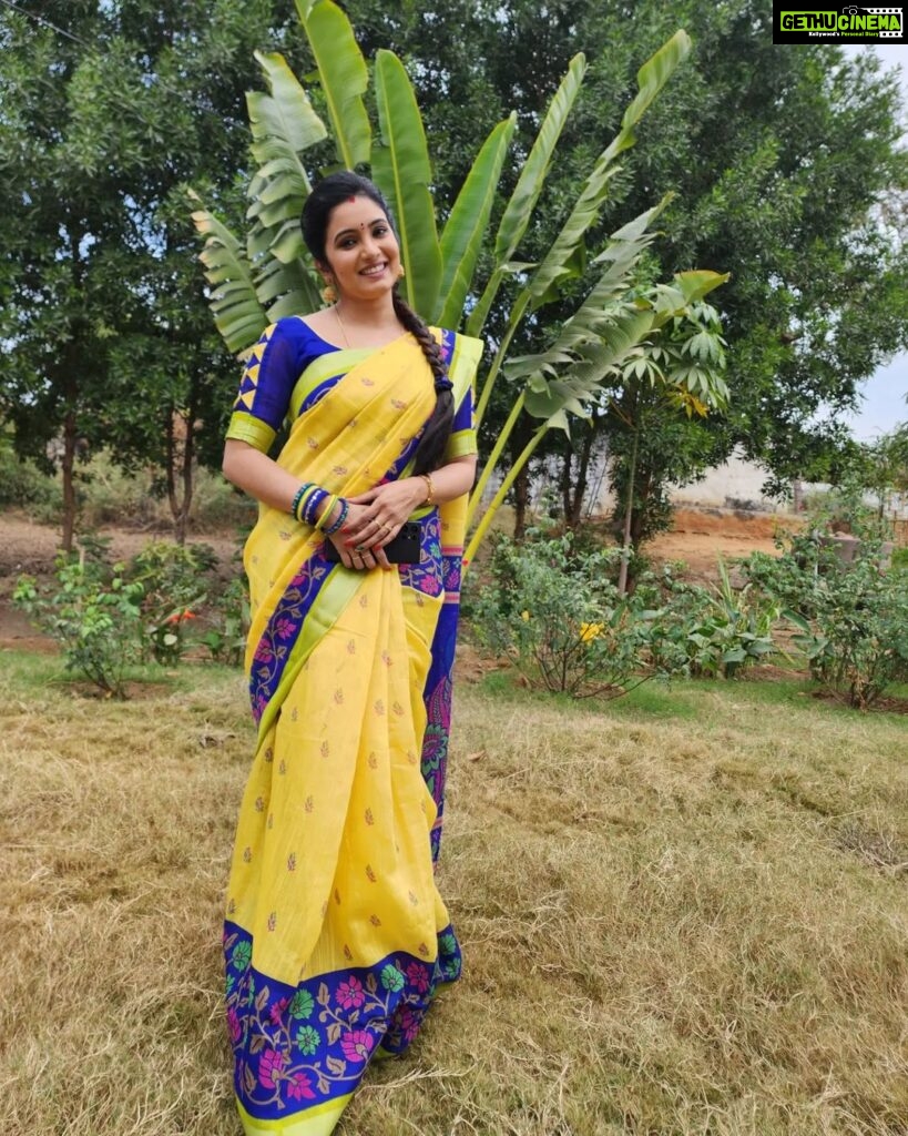 Srithika Instagram - How lovely YELLOW is! It stands for the sun! . Saree @annie_boutique55 . #aaokkatiadakku #geminitv #telugu #serial #teluguserials #yellowblue #saree #photoshootinbetween #shooting #workmode #hyderabad Hyderabad