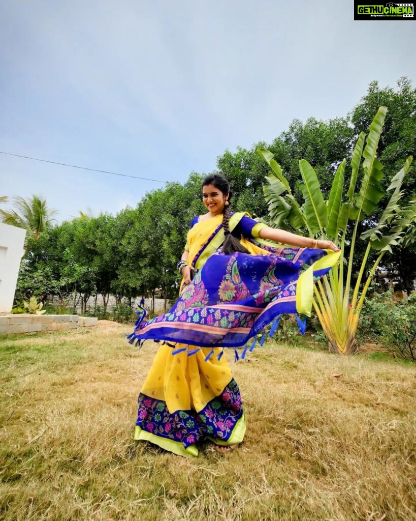 Srithika Instagram - How lovely YELLOW is! It stands for the sun! . Saree @annie_boutique55 . #aaokkatiadakku #geminitv #telugu #serial #teluguserials #yellowblue #saree #photoshootinbetween #shooting #workmode #hyderabad Hyderabad