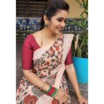 Srithika Instagram – Say something positive, and you’ll see something positive❤️❤️❤️
.
Saree @w2m_boutique 
Earring @kabijewellery 
.
#aaokkatiadakku #serialshoot #telugu #geminitv #saree #earring #jewels #marron #hyderabad #shootingspot Hyderabad
