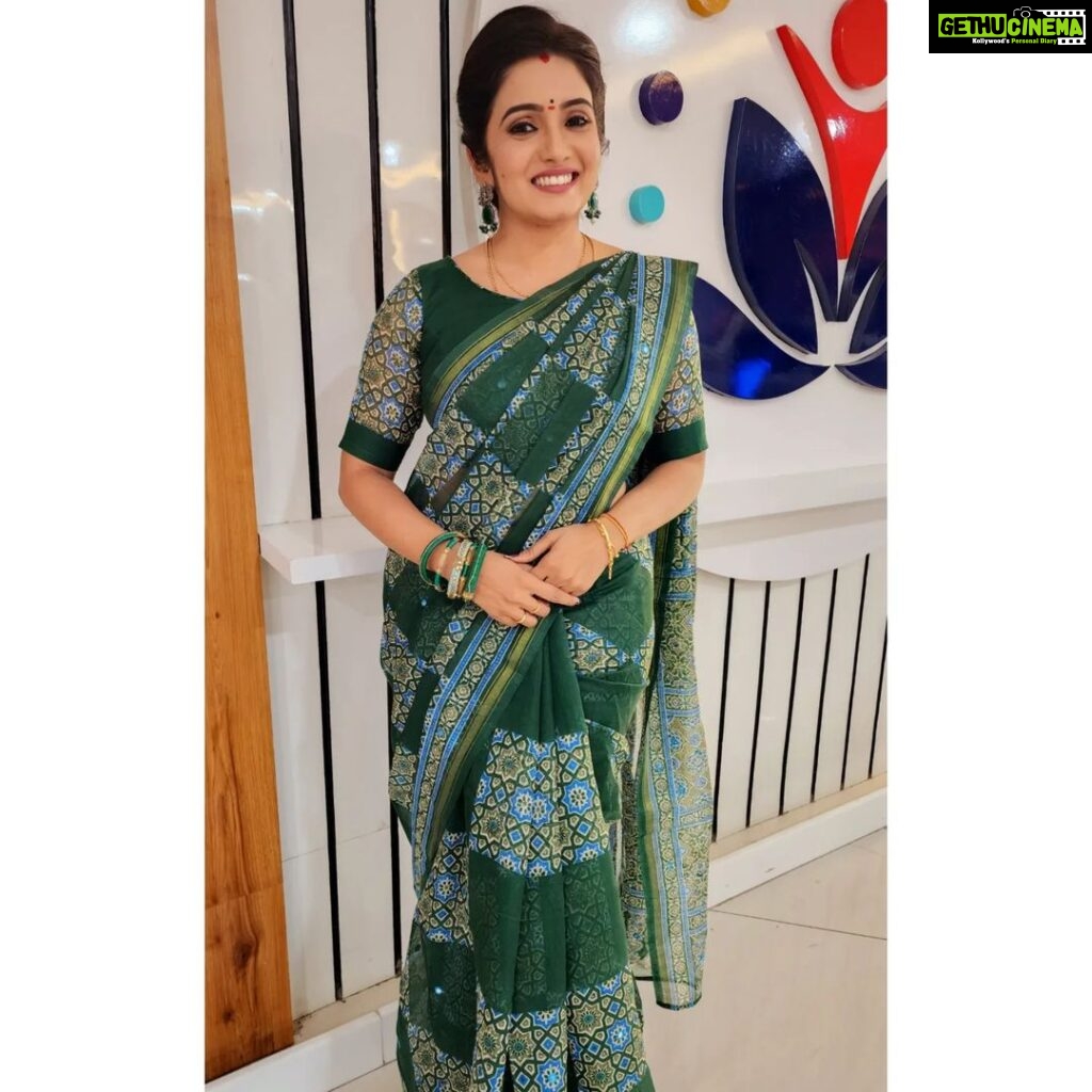 Srithika Instagram - GREEN is the prime color of the world and that form which it's loveliness arises💚💚💚 . Saree @annie_boutique55 . #saree #green #color #lovely #shooting #geminitv Hyderabad
