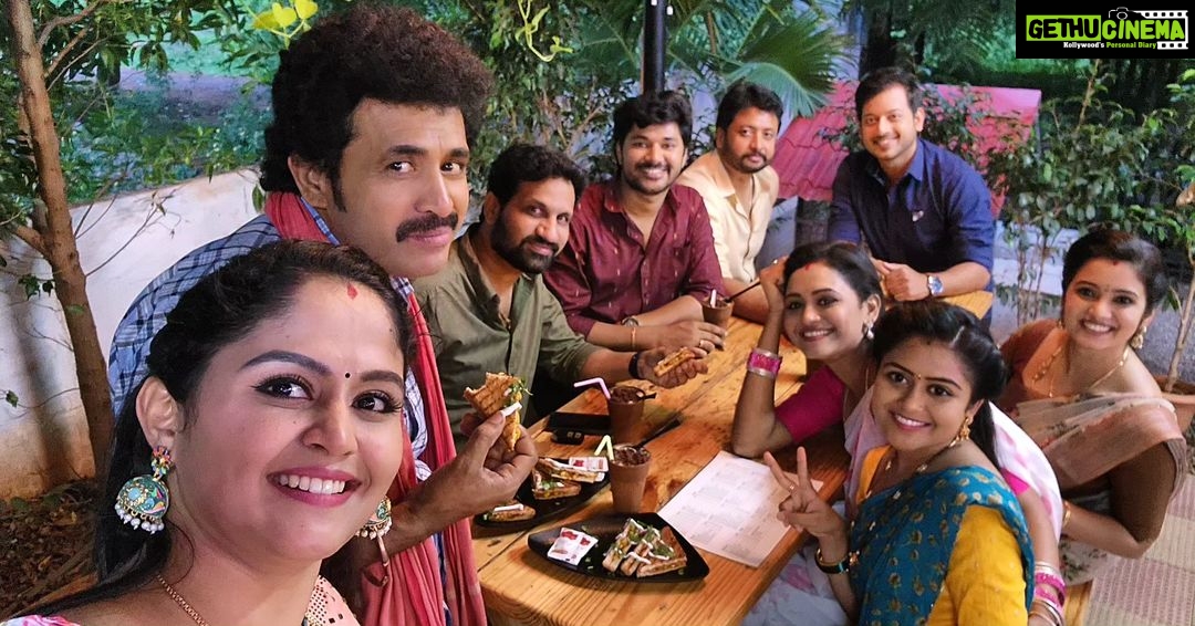 Srithika Instagram - #ahokatiadakku #breaktime #geminitv #team #friends #fun #stressbuster #instagood #instagram #instadaily #instalike Soorma Bhopali