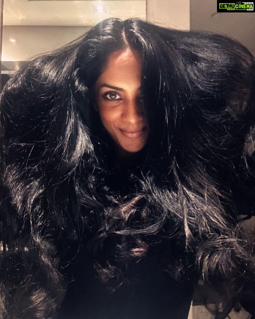 Sriya Reddy Instagram - Just having a big hair day !🧿