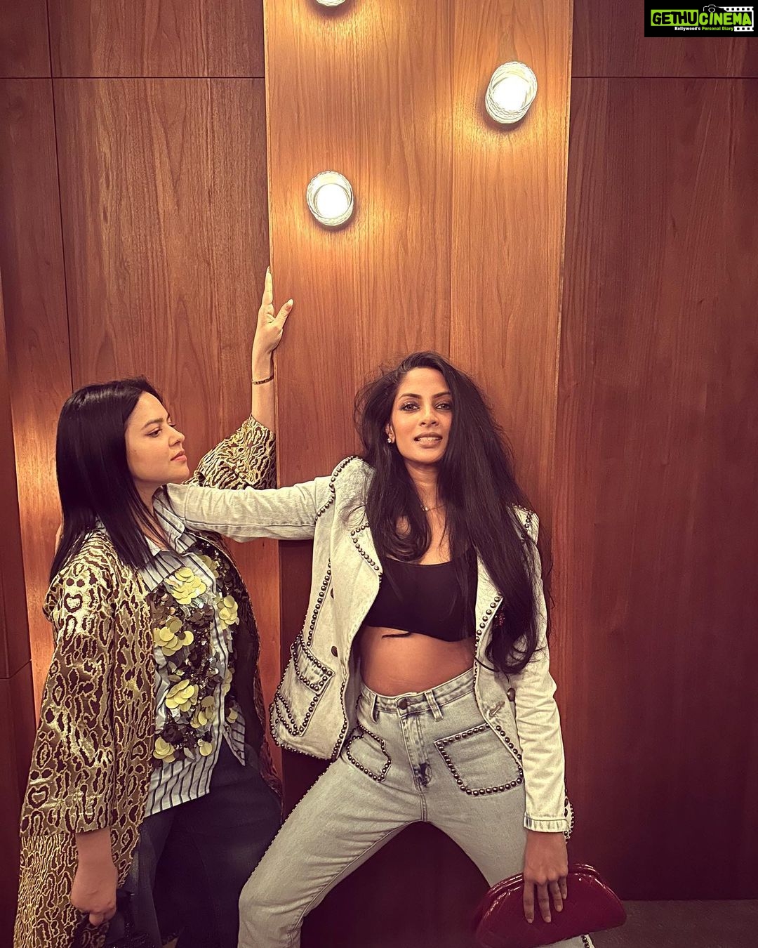 Sriya Reddy Instagram - There’s never a dull moment with this human ! Thank you for entertaining me through the years ❤️🧿 my fashionista urmi ! #tokyo for the 2nd time around !