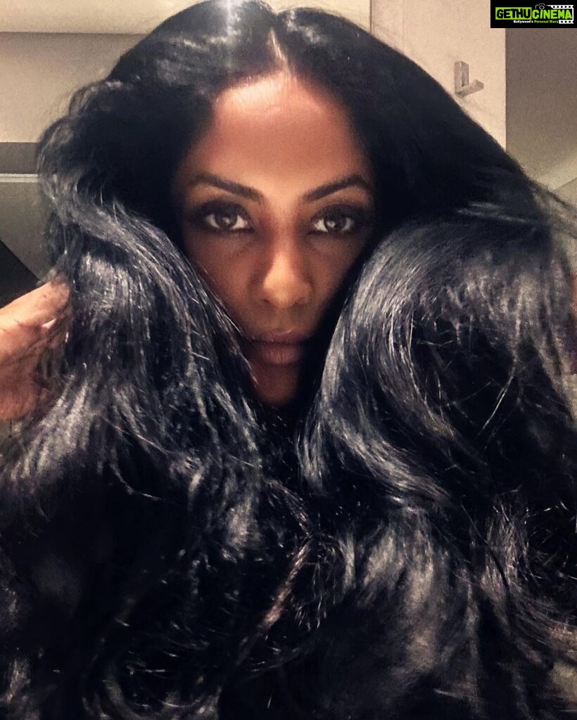 Sriya Reddy Instagram - Just having a big hair day !🧿