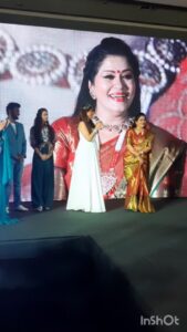 Sudha Chandran Instagram - #live @sudhaachandran ji🌹🌹
@dptbeautyzoneandtrainingcenter 
🌹DHARAM PANDIT 🌹
#BOLLYWOOD #celebreaty 
BOOKING NOW HURRY UP 
#trending
#makeuplover 
#bridalmakeup 
#bridal