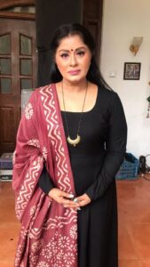 Sudha Chandran Instagram - Wen te song matches ur attire nd hair colour too...then this magic happens