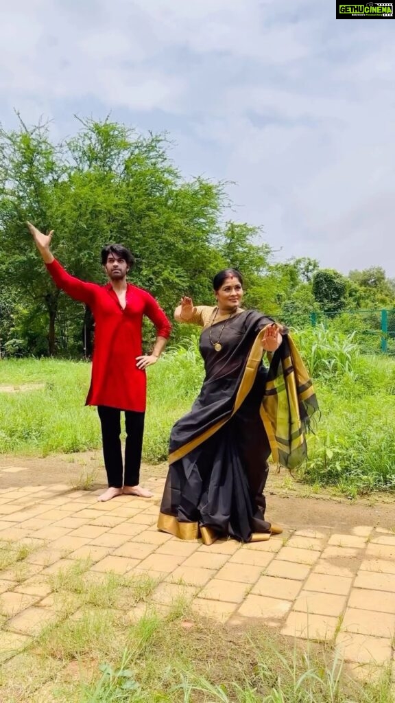 Sudha Chandran Instagram - A dream come true, dancing with Dancing queen @sudhaachandran Ma’am ❤🧿 #sudhachandran #yuvraajparashar #dance #reels