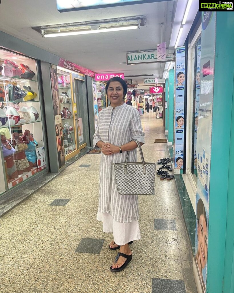 Suhasini Maniratnam Instagram - First ever stylish shopping center of Madras. The Fountain plaza. Nostalgic. 40 years and still my favourite retail therapy source. Time is never enough Sri Jupiter nighties ajnabi samosa bhel dhokla khandvi Ankur loungewear Alankar clips. Nothing can match their quality. Love it.