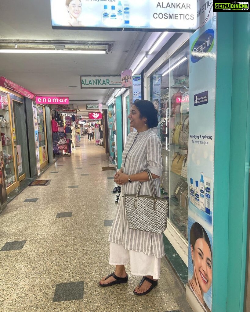 Suhasini Maniratnam Instagram - First ever stylish shopping center of Madras. The Fountain plaza. Nostalgic. 40 years and still my favourite retail therapy source. Time is never enough Sri Jupiter nighties ajnabi samosa bhel dhokla khandvi Ankur loungewear Alankar clips. Nothing can match their quality. Love it.