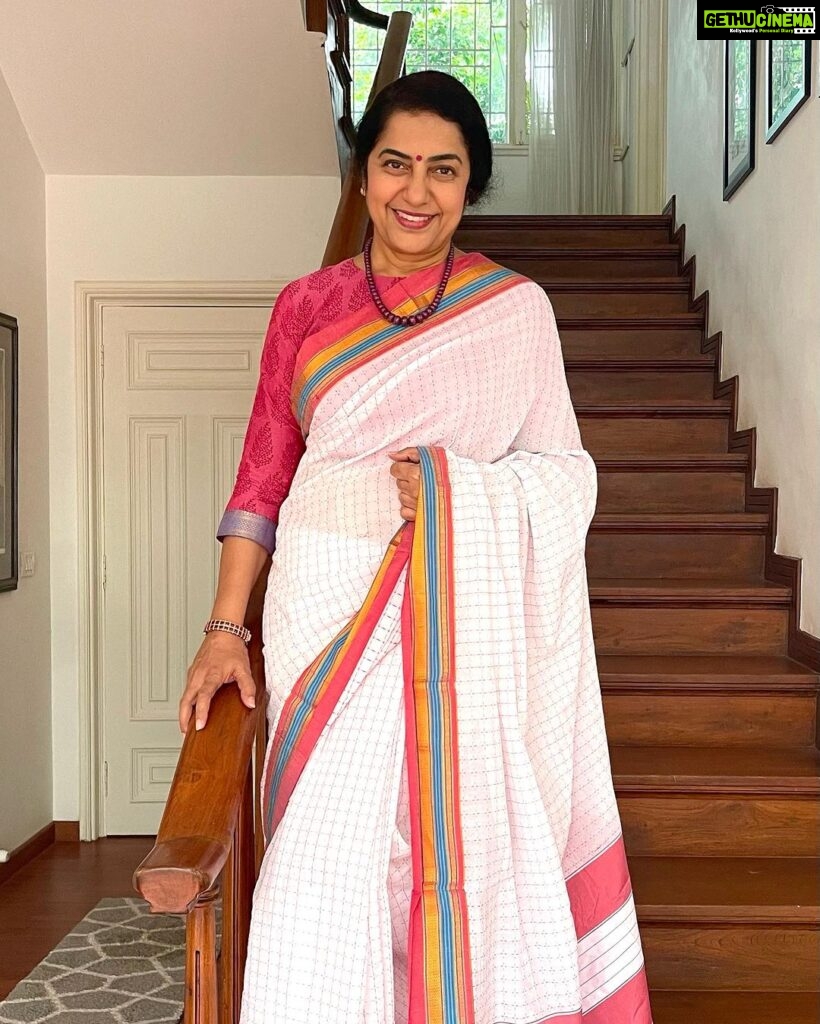 Suhasini Maniratnam Instagram - Always a fan of handloom cotton weaves.