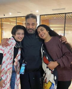 Suhasini Maniratnam Instagram - Leaving on a jet plane. And who I run into. …..Family (and what E at that ) on the same flight. Surprises are too wonderful.
