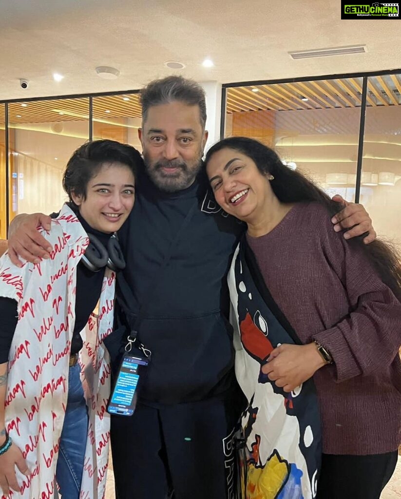 Suhasini Maniratnam Instagram - Leaving on a jet plane. And who I run into. …..Family (and what E at that ) on the same flight. Surprises are too wonderful.
