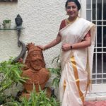 Suhasini Maniratnam Instagram – Onam at menons( Latha & Rajiv )  Always special. Delicious traditional heartwarming and loving . onaashaamsgagal.