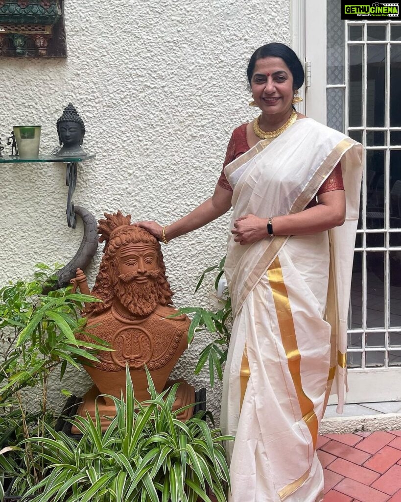Suhasini Maniratnam Instagram - Onam at menons( Latha & Rajiv ) Always special. Delicious traditional heartwarming and loving . onaashaamsgagal.