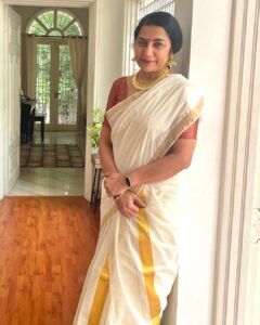 Suhasini Maniratnam Instagram - Onam at menons( Latha & Rajiv ) Always special. Delicious traditional heartwarming and loving . onaashaamsgagal.