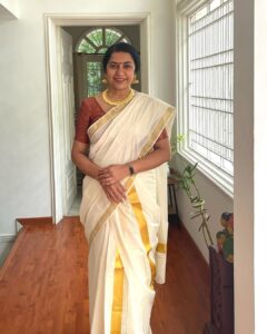 Suhasini Maniratnam Instagram - Onam at menons( Latha & Rajiv )  Always special. Delicious traditional heartwarming and loving . onaashaamsgagal.