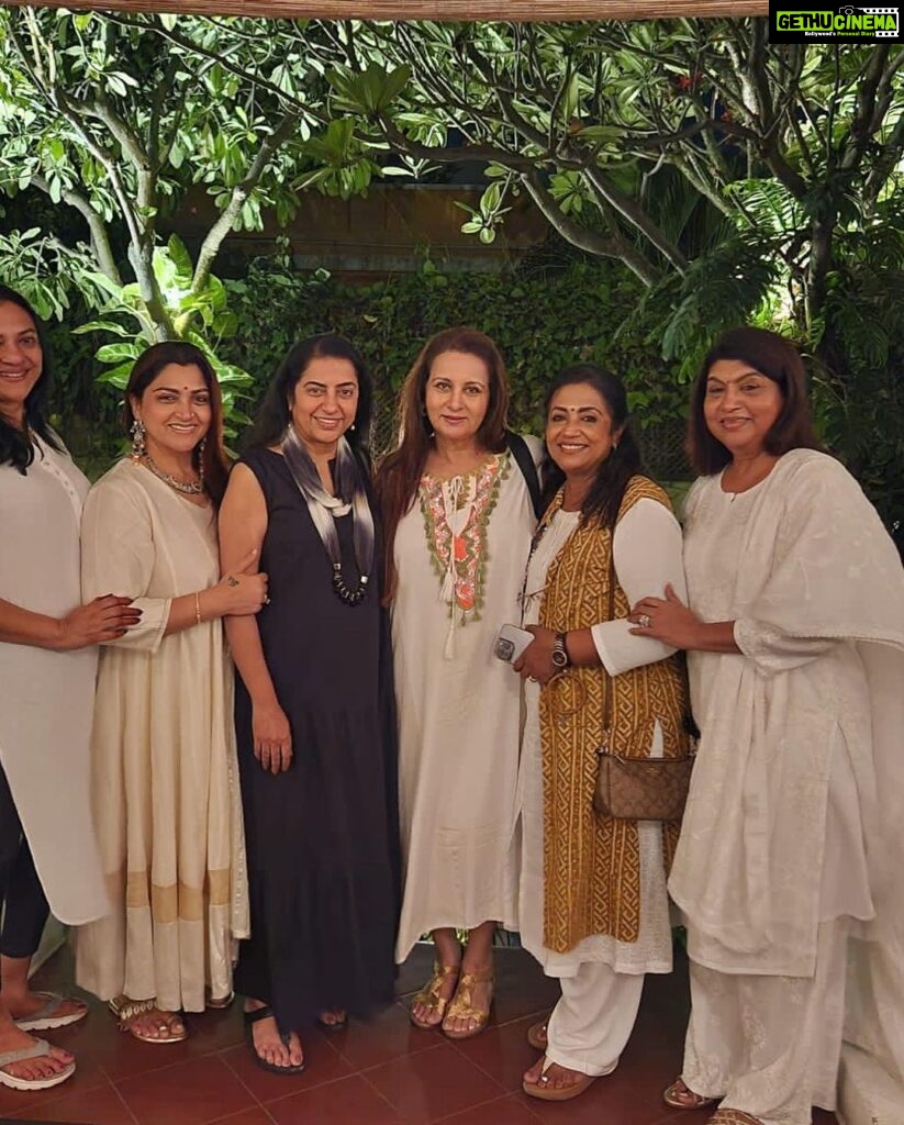 Suhasini Maniratnam Instagram - Happiness in abundance and togetherness. My reference group as experts would say. Love you all especially Poonam