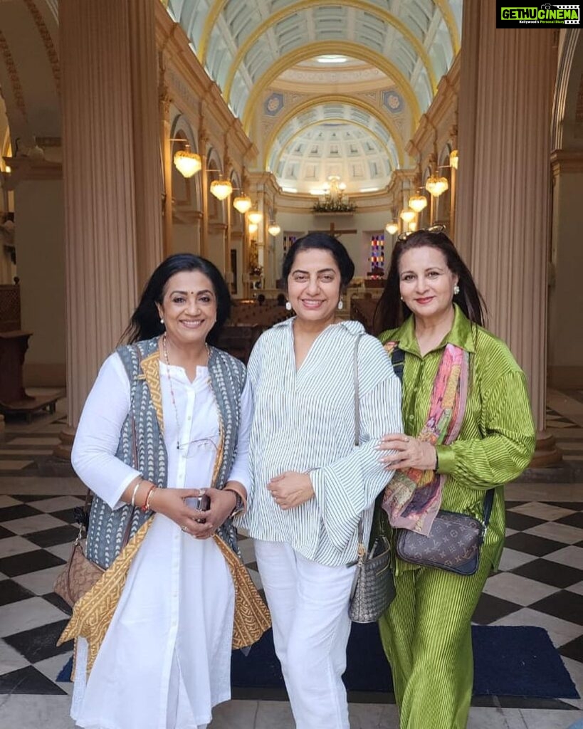 Suhasini Maniratnam Instagram - Happiness in abundance and togetherness. My reference group as experts would say. Love you all especially Poonam