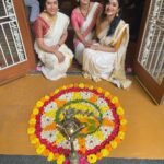 Suhasini Maniratnam Instagram - Onam at menons( Latha & Rajiv ) Always special. Delicious traditional heartwarming and loving . onaashaamsgagal.