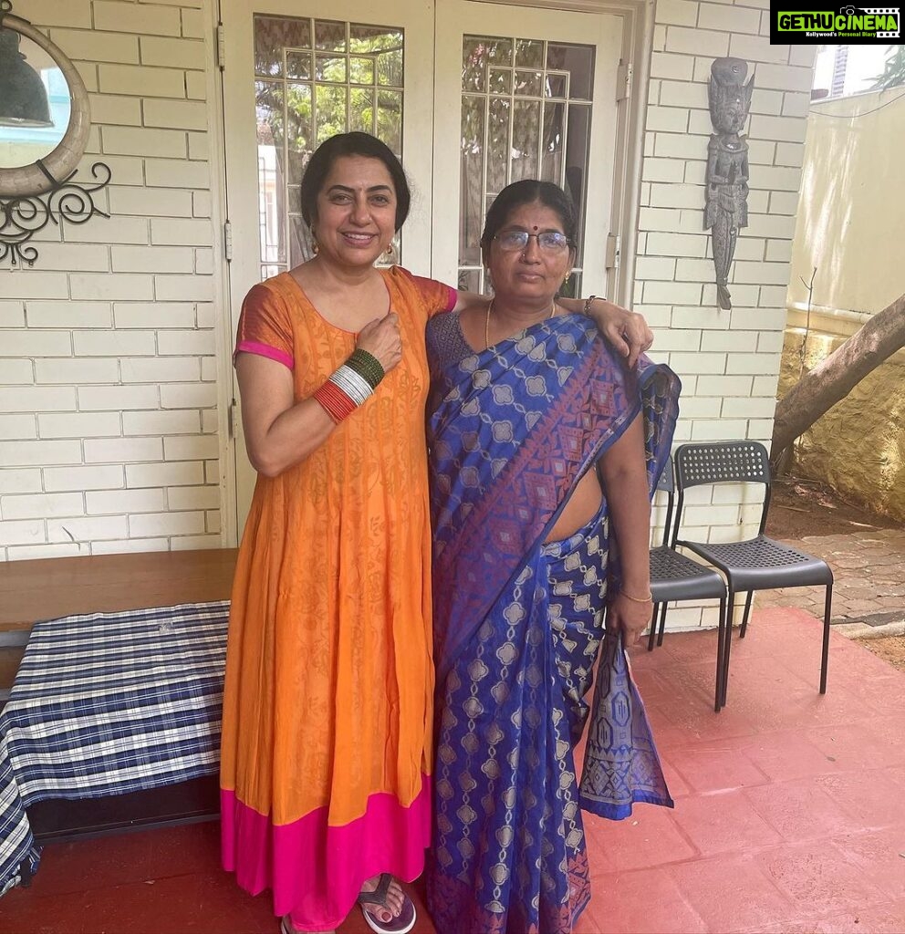 Suhasini Maniratnam Instagram - Beautiful gesture by our staff bhanu, Gunaa,krishnammaal and ammu. Look at the beautiful bangles they got me. Also தேன் மிட்டாய் கமர்கட் கோக்கோ மிட்டாய் ❤️❤️❤️❤️