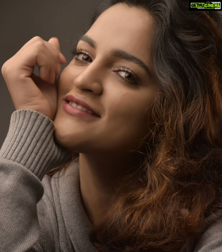 Sukrutha Wagle Instagram - Smile all the way...... Let all the pain wash away.... . . Beautiful profile click by @prithvikrishnamridangam . . #sukrutha #sukrathawagle #actress #actor #sandalwoodbeauty #cutegirls #portraitphotography #bangaloreinfluencers #contentcreator Bangalore, India
