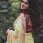 Sukrutha Wagle Instagram - Look back at your old self and be proud of the struggles that she has to go through to be you today 🪷 @prithvikrishnamridangam Captured a moment worth framing ✨ #sukruthawagle #sukrutha #saree Bangalore, India