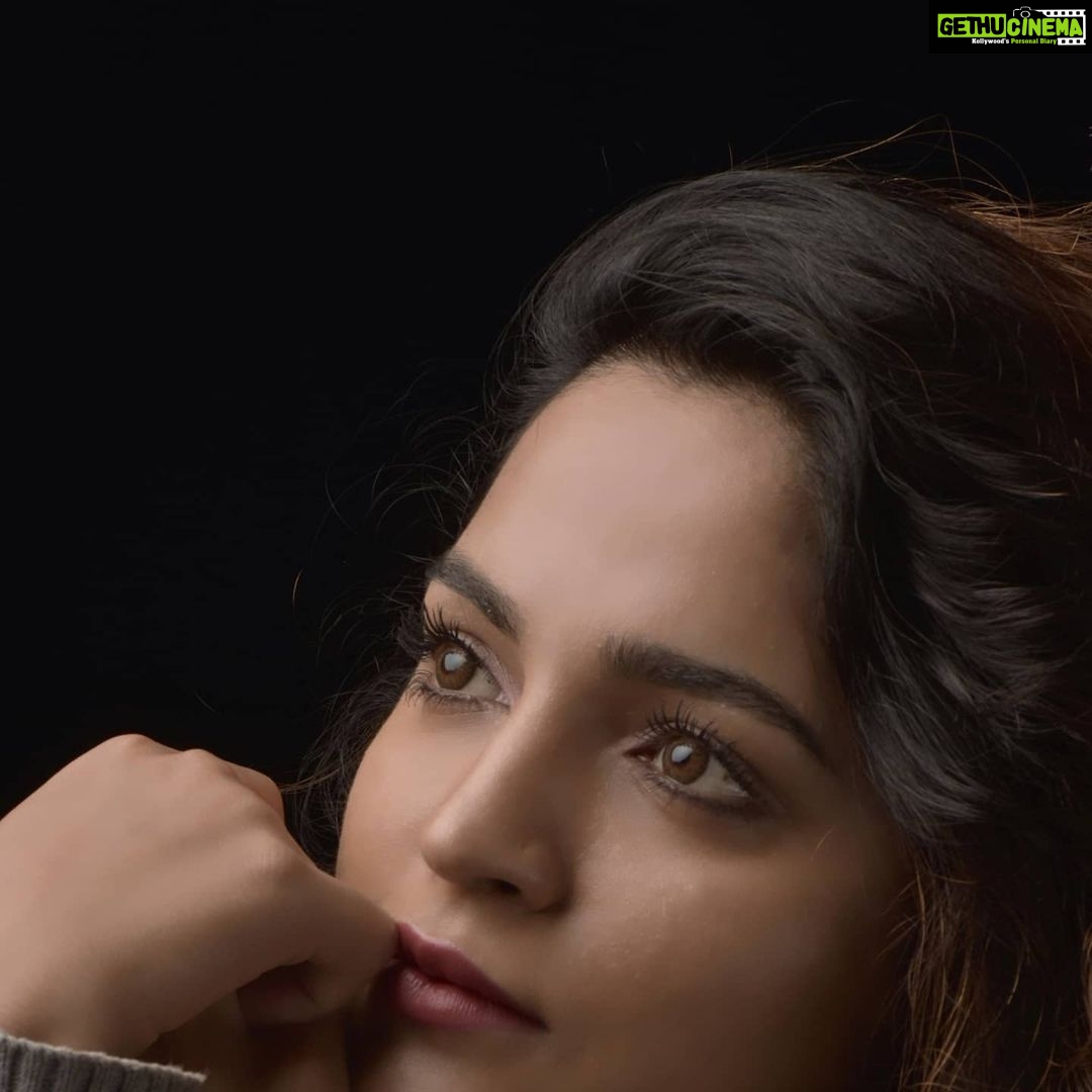 Sukrutha Wagle Instagram - One of the beautiful click by @prithvikrishnamridangam To see the full pic click on @sukrutha_wagle and check ๐ #sukrutha #sukrathawagle #actress #actor #sandalwoodbeauty #cutegirls #portraitphotography #bangaloreinfluencers #contentcreator