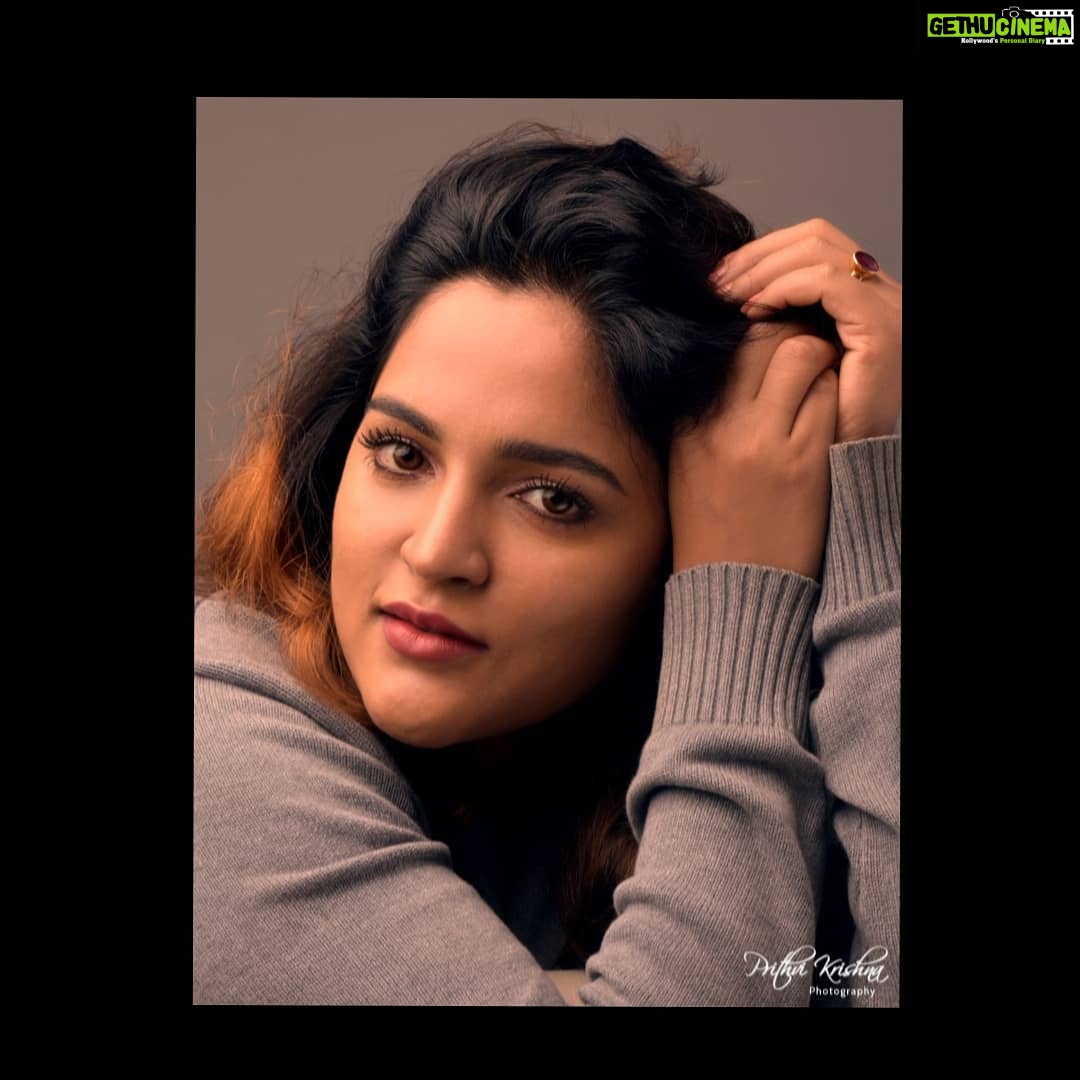 Sukrutha Wagle Instagram - I really love this new feature of insta . . Beautiful portrait by @prithvikrishnamridangam . . #sukruthawagle #portrait #kannadaactress #kannadainfluencers #kannadacontentcreator #teluguactress #cutegirl #southindianactress Bangalore, India