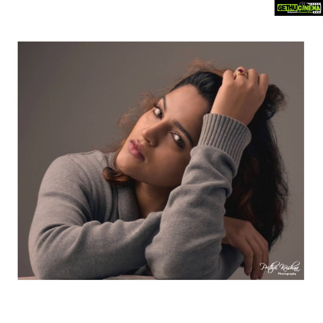 Sukrutha Wagle Instagram - Be you 💗 . Another angle of mine presented to you by @prithvikrishnamridangam . . . #sukruthawagle #photoshoot #bangaloremodels #bangaloreinfluencers #kannadaactress Bangalore, India