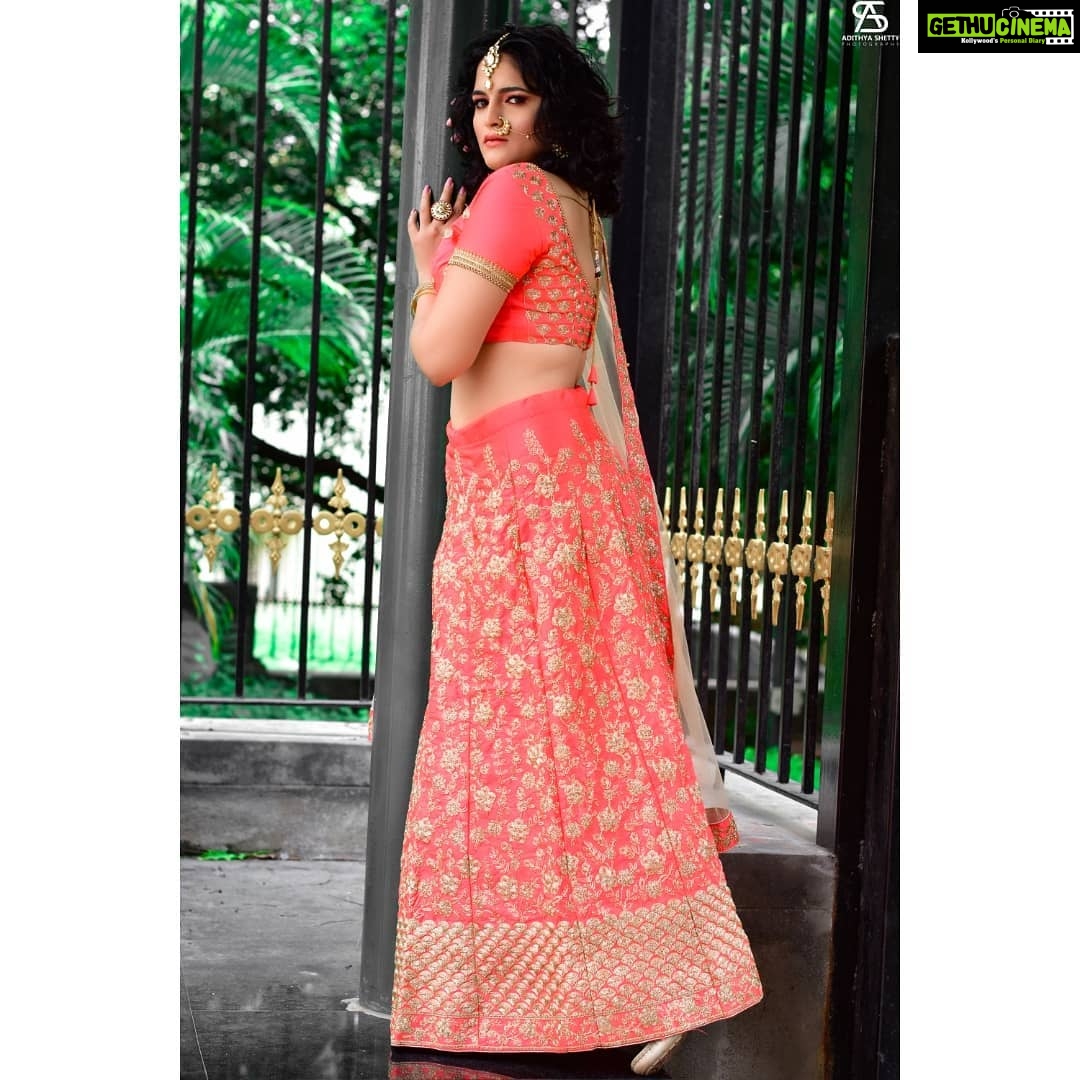 Sukrutha Wagle Instagram - Orange 🍊 . . Click by @adishettyphotography MUA @dwanimakeover jewelry @hire.andwear costume @hire.andwear . . #sukrutha #sukruthawagle #lehengacholi