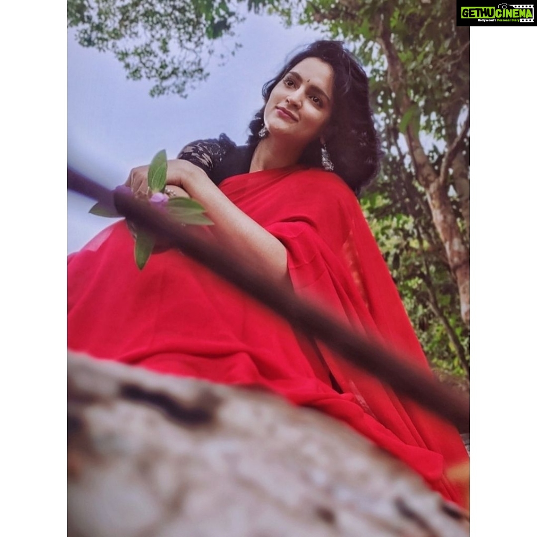 Sukrutha Wagle Instagram - Lucky to be born in India. Lucky that my Motherland protects me with her warmth. Lucky to have such strong Defence system. Lucky that most of us are still patriotic. Lucky are us all Indians ❤️ . . . #sukruthawagle