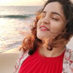 Sukrutha Wagle Instagram - Feel the sunshine 🌅☀️ #sukruthawagle #sukrutha #beachphotography Mattu Beach