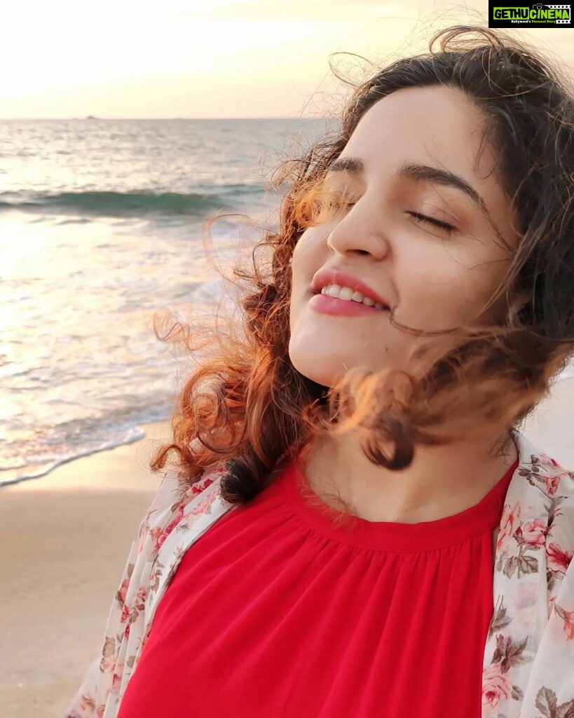 Sukrutha Wagle Instagram - Feel the sunshine 🌅☀️ #sukruthawagle #sukrutha #beachphotography Mattu Beach