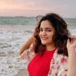 Sukrutha Wagle Instagram - Smile 😊 and spread smile 🤗🤗 . . #sukruthawagle #sukrutha #beachbabe Mattu Beach