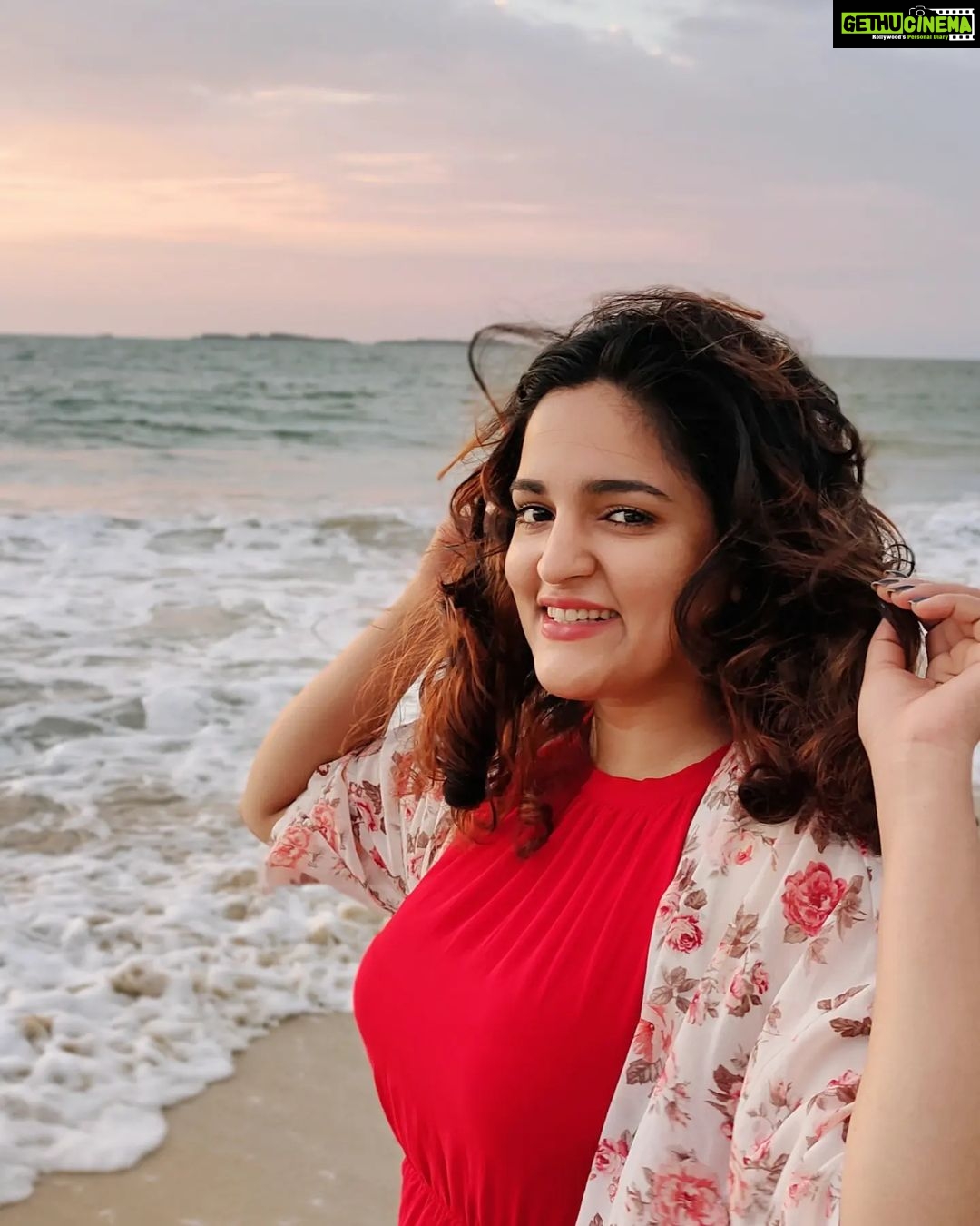 Sukrutha Wagle Instagram - Smile 😊 and spread smile 🤗🤗 . . #sukruthawagle #sukrutha #beachbabe Mattu Beach
