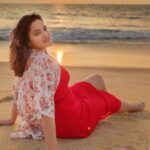 Sukrutha Wagle Instagram - Life does not come with instructions on how to live, but it does come with trees, sunsets, smiles and laughter, so enjoy your day 💞 . . #sukrutha #sukruthawagle #wagle #sunsetphotography Mattu Beach