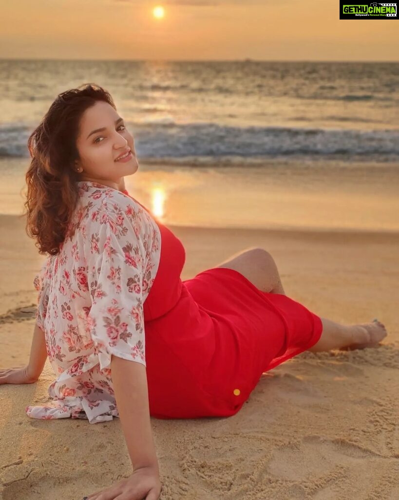 Sukrutha Wagle Instagram - Life does not come with instructions on how to live, but it does come with trees, sunsets, smiles and laughter, so enjoy your day 💞 . . #sukrutha #sukruthawagle #wagle #sunsetphotography Mattu Beach