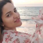Sukrutha Wagle Instagram - Water is my Healer ✨ . . #sukruthawagle #sukrutha #contentcreator #kannadaactress #bangaloreinfluencers #kannadainfluencers #udupi #indianbeach #beachvideos #beachvideoideas #reelitfeelit Udupi, Karanatak