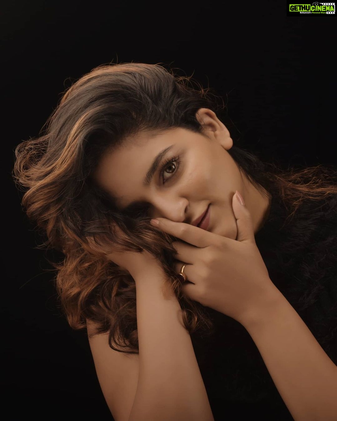 Sukrutha Wagle Instagram - Hues of life 💓 . . Click by @prithvikrishnamridangam . . #sukruthawagle #contentcreator #influencer #actor #model #beautifulgirls #cute #sweetgirl