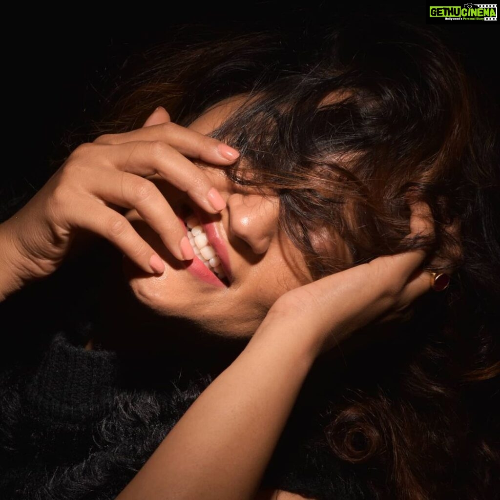 Sukrutha Wagle Instagram - Laugh at your own mistakes 😉 . . @prithvikrishnamridangam thank you for capturing such beautiful moment . . #sukruthawagle #potraitphotography #fashionphotography #actor #kannadaactress #teluguactress