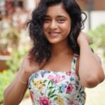Sumbul Touqeer Khan Instagram - Some candid moments for you✌🏻