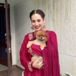 Sunanda Sharma Instagram - Chichi nal sari duniya sohni lagdi, Te garmi ch garmi v nai lagdi🫠 Kidda sohna peya laggi janda na chichi baba😍🥹🧿 . . @satpreetkaurmakeovers thank you for this beautiful look, Sara kuj kina jach reha😍🧿