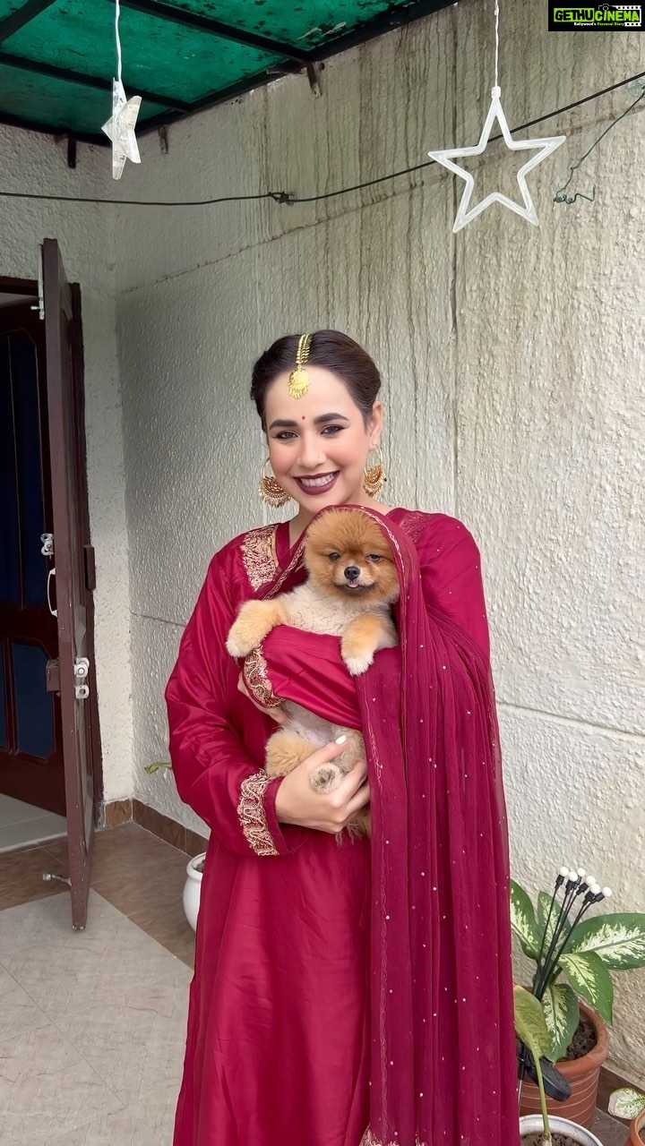 Sunanda Sharma Instagram - Chichi nal sari duniya sohni lagdi, Te garmi ch garmi v nai lagdi🫠 Kidda sohna peya laggi janda na chichi baba😍🥹🧿 . . @satpreetkaurmakeovers thank you for this beautiful look, Sara kuj kina jach reha😍🧿