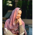 Sunanda Sharma Instagram - Mohabbat ho rahi hai, beshumaar ho rahi hai, Lekin yeh nahi k pehli baar ho rahi hai..🌸 . . P.s:-Dekhlo itne risky sheyar likhti hu main 😂 isiliye dusro k hi sheyar parh leti hu🤷🏻‍♀️😂 Complete karna chahoge mere es sheyar nu? ☺️