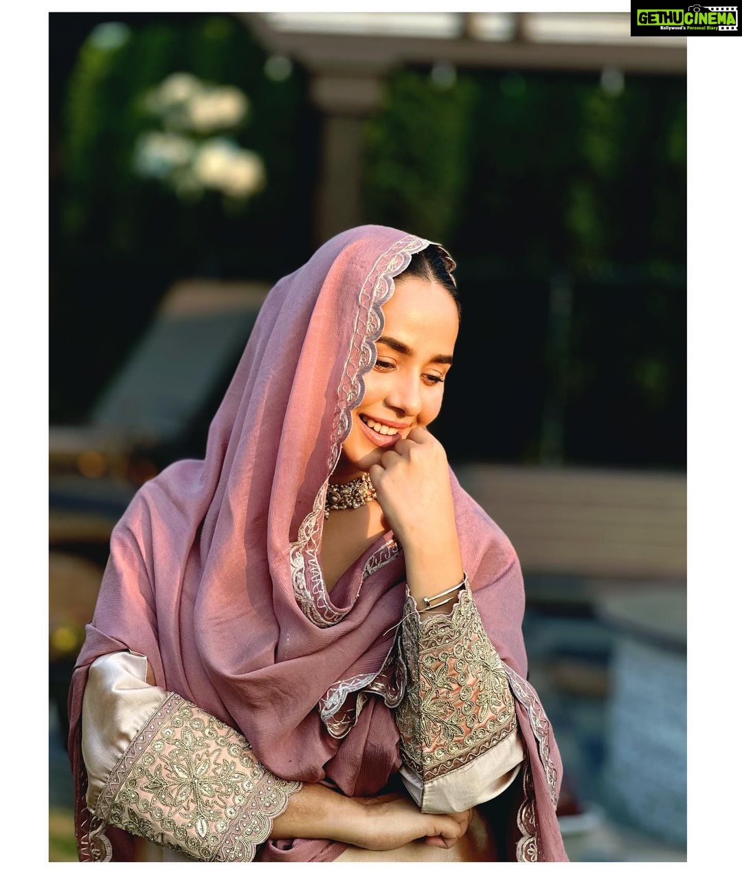 Sunanda Sharma Instagram - Mohabbat ho rahi hai, beshumaar ho rahi hai, Lekin yeh nahi k pehli baar ho rahi hai..πΈ . . P.s:-Dekhlo itne risky sheyar likhti hu main π isiliye dusro k hi sheyar parh leti huπ€·π»ββοΈπ Complete karna chahoge mere es sheyar nu? βΊοΈ
