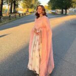 Sunanda Sharma Instagram - “Muskurahat dekh kar unki hum hosh gawa baithe, Hum hosh mein aane ko the, woh phir muskura baithe”🌹