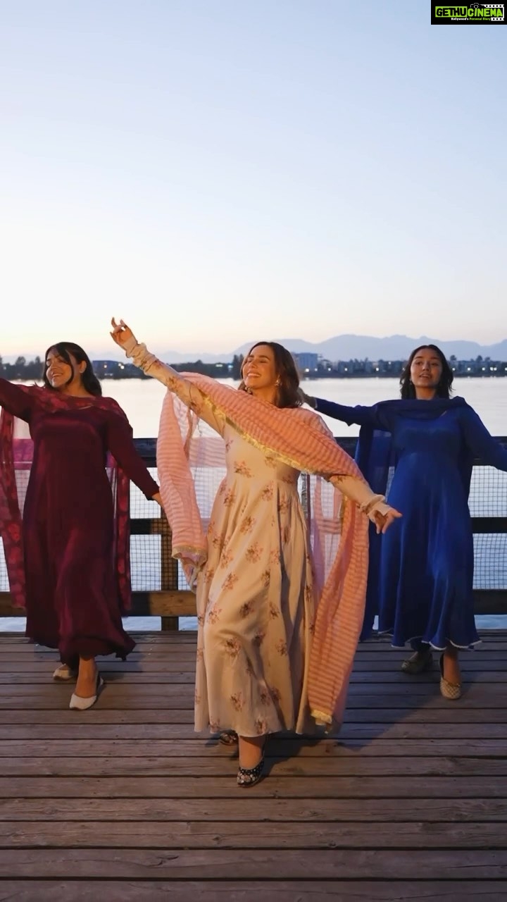 Sunanda Sharma Instagram - Watched so many dance videos on #udhdiphiran🕊️ Thought to make one too with superbly talented @borntobhangraa gurls🤩 Video by @aandmfilms @dawnstudios__ #udhdiphiran🕊️ is doing so well.. keep supporting baadshaaho ❤️ . . Will collaborate with more people, don’t forget to tag me🫶🏼
