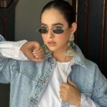 Sunanda Sharma Instagram - 𝐉𝐡𝐞𝐞𝐥 𝐤𝐨 𝐤𝐞𝐡𝐭𝐞 𝐡𝐚𝐢𝐧 𝐥𝐚𝐤𝐞, 𝐖𝐡𝐲 𝐜𝐨𝐦𝐩𝐚𝐫𝐞 𝐲𝐨𝐮𝐫𝐬𝐞𝐥𝐟 𝐰𝐢𝐭𝐡 𝐨𝐭𝐡𝐞𝐫𝐬, 𝐖𝐡𝐞𝐧 𝐲𝐨𝐮’𝐫𝐞 𝐋𝐀𝐀𝐊𝐇𝐎𝐍 𝐌𝐄𝐈𝐍 𝐄𝐊😉 . . Wearing my fav @ybq.designstudios Dilkash makeup by @satpreetkaurmakeovers